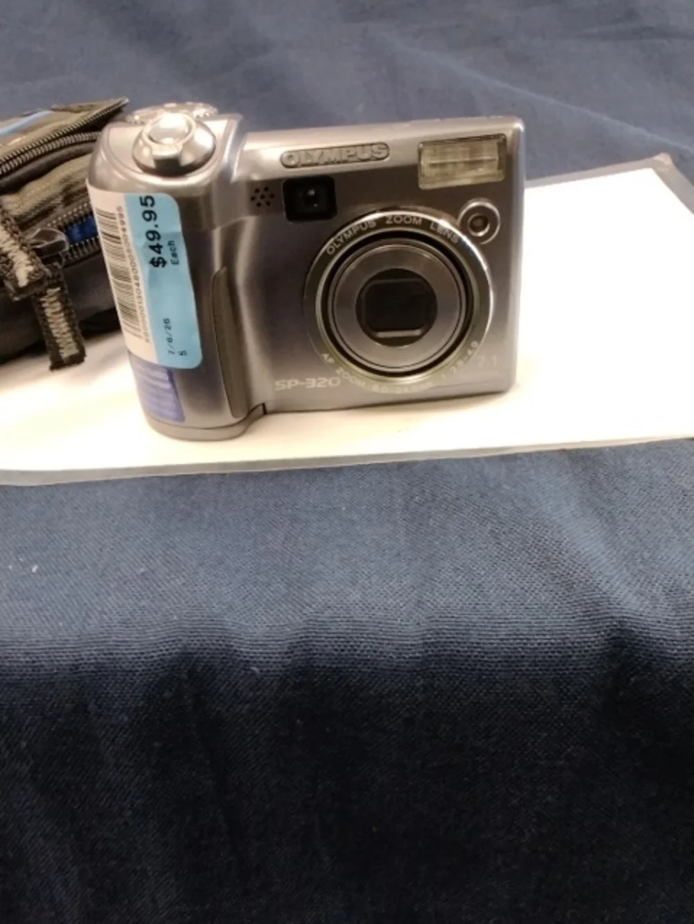 Olympus compact digital camera in silver-gray finish 7.1 Megapixel
